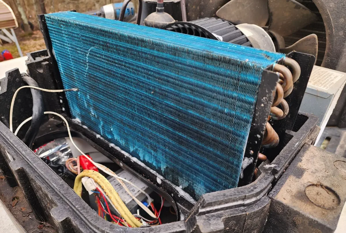 RV AC technician servicing a rooftop unit in Fellsmere, Florida